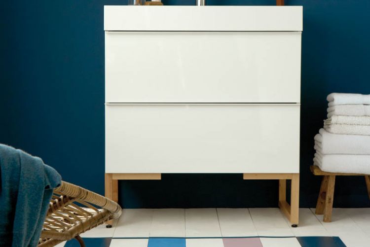 Reinvent a boring wooden bathroom floor with a chequerboard paint effect