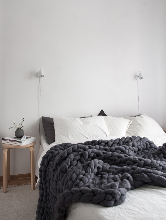 cozy-scandinavian-style-bedroom-with-super-chunky-dark-grey-banket-from-ohhio