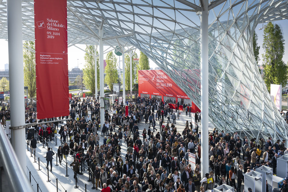 The crowd arriving to Salone del Mobile 2019