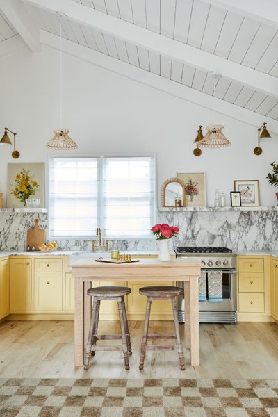 https://media.houseandhome.ie/uploads/2021/02/16074607/AD_Bijan-Nicholas-Roxy-Taylor-Swift-yellow-kitchen-painted-cabinet-Beverly-Hills-LA-marble-backsplash-rattan-lights-House-and-Home-updates-DIY-Louise-Dockery.jpg