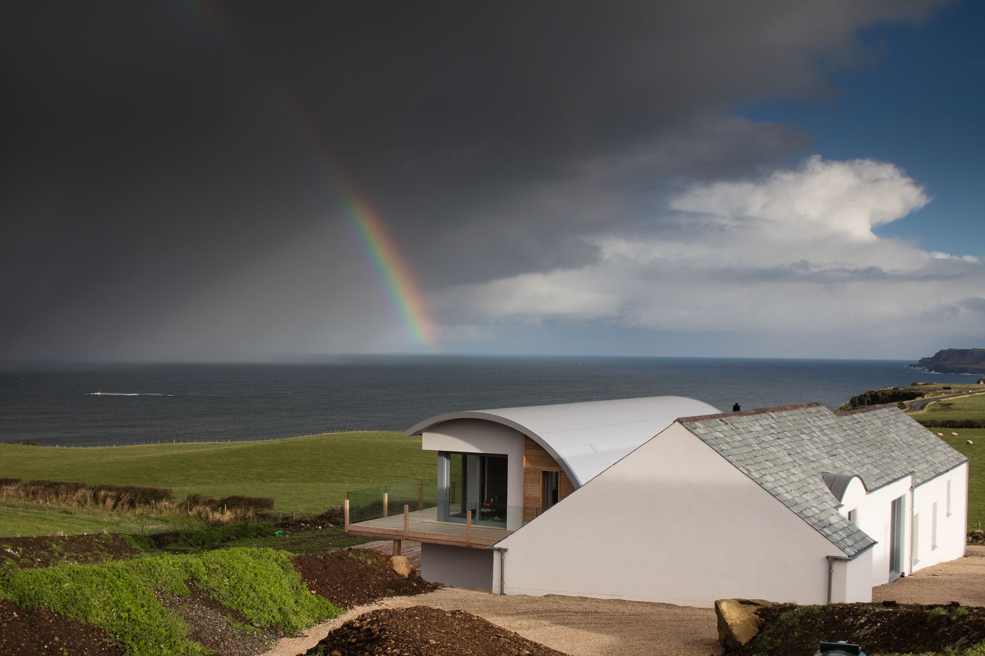 Ireland housing. Домик в Ирландии. Дом с Кривой крышей. Дом с изогнутой крышей. Дом со скругленной крышей.