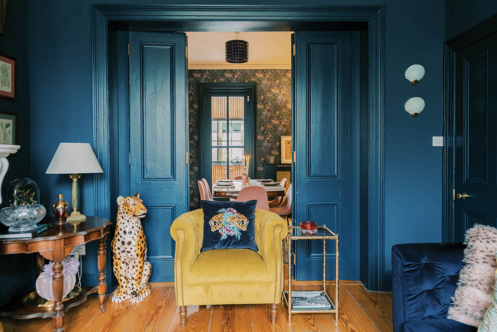 Image of the living room in Kathleen Lonergan's home, H&H Jan-Feb22