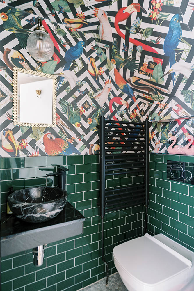 Image of the bathroom in Kathleen Lonergan's home, H&H Jan-Feb22