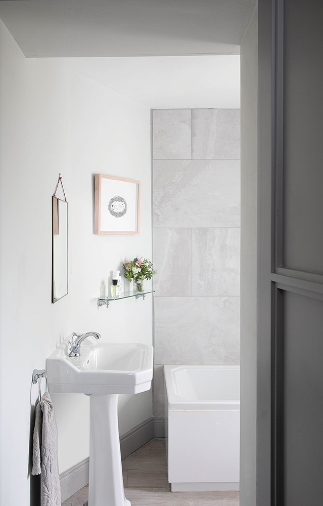 Image of the bathroom in Sara Cosgrove's home, H&H Jan-Feb22