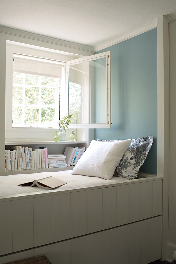 Image of a design featuring Benjamin Moore Sea Star paint on the walls, H&H Jan-Feb22