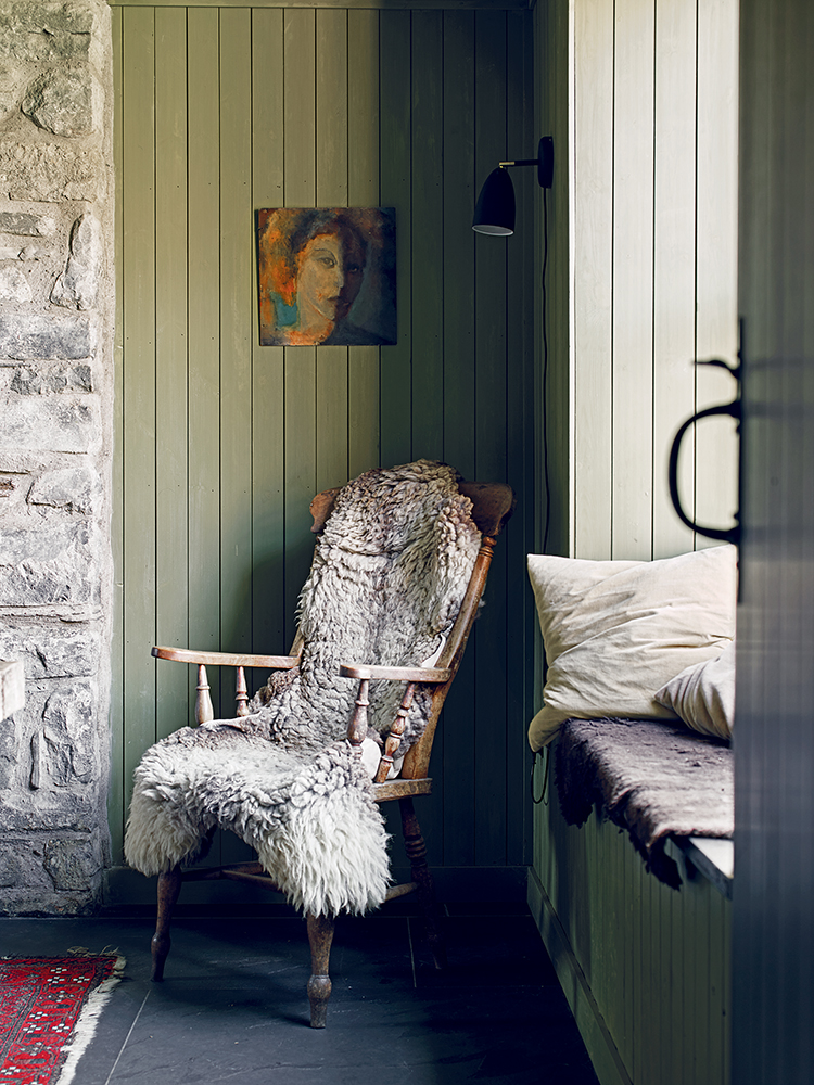 Image of a living room in the book Calm by Sally Denning, H&H Mar-Apr22