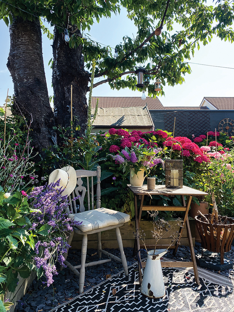Image of Sarah Twigg Doyle's @Retwiggdstylist garden