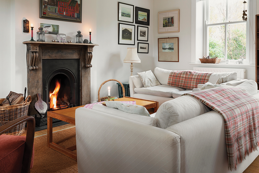 Image of the living room in the renovated cottage of Jens Bachem, H&H Mar-Apr22