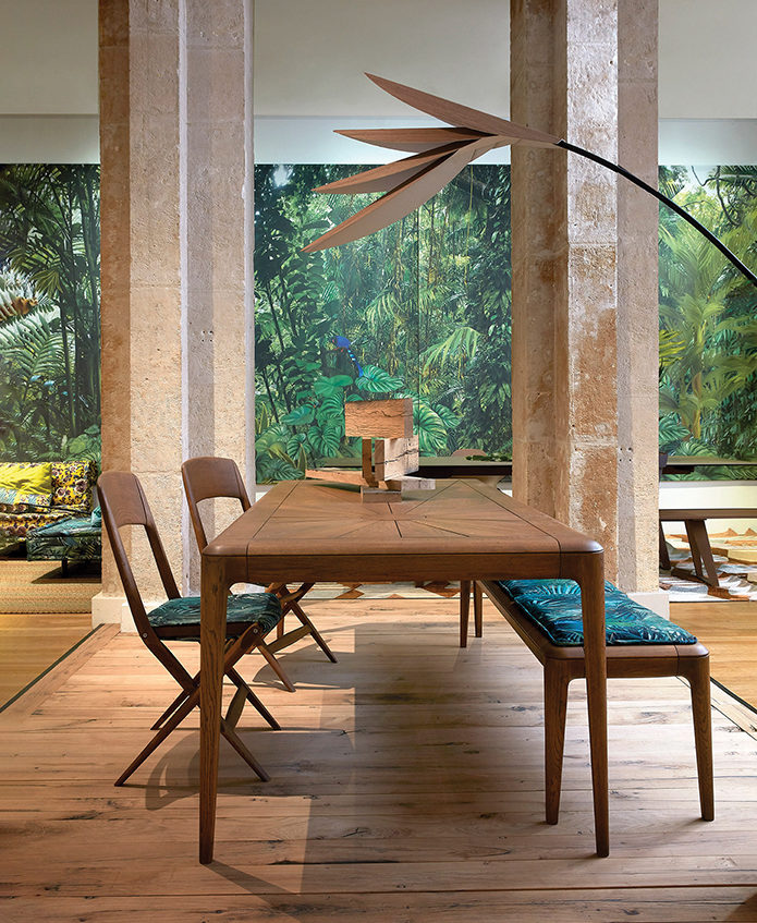 Image of Flou lamp and Aurea dining furniture by Roche Bobois