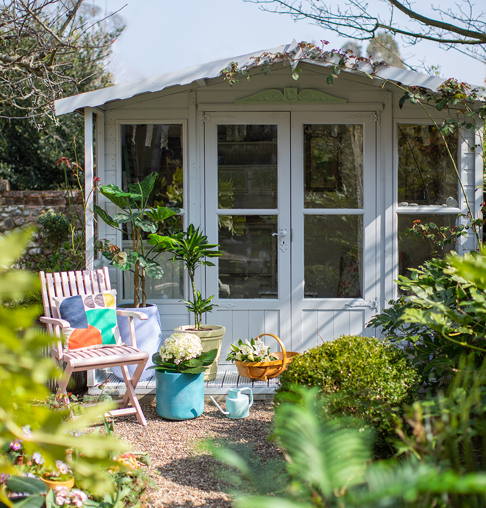 Image of Sadolin Superdec Satin paint used on garden furniture, pots and baskets