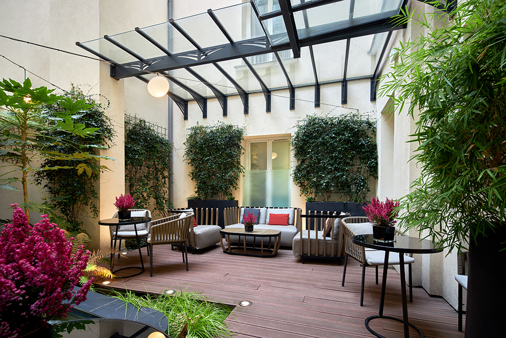 Image of the courtyard in the Le Pont-Neuf hotel in Paris