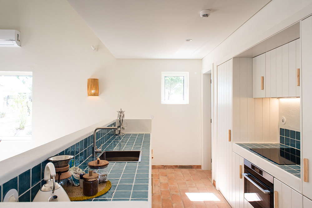 Image of a villa kitchen at the Independente Comporta hotel, Portugal