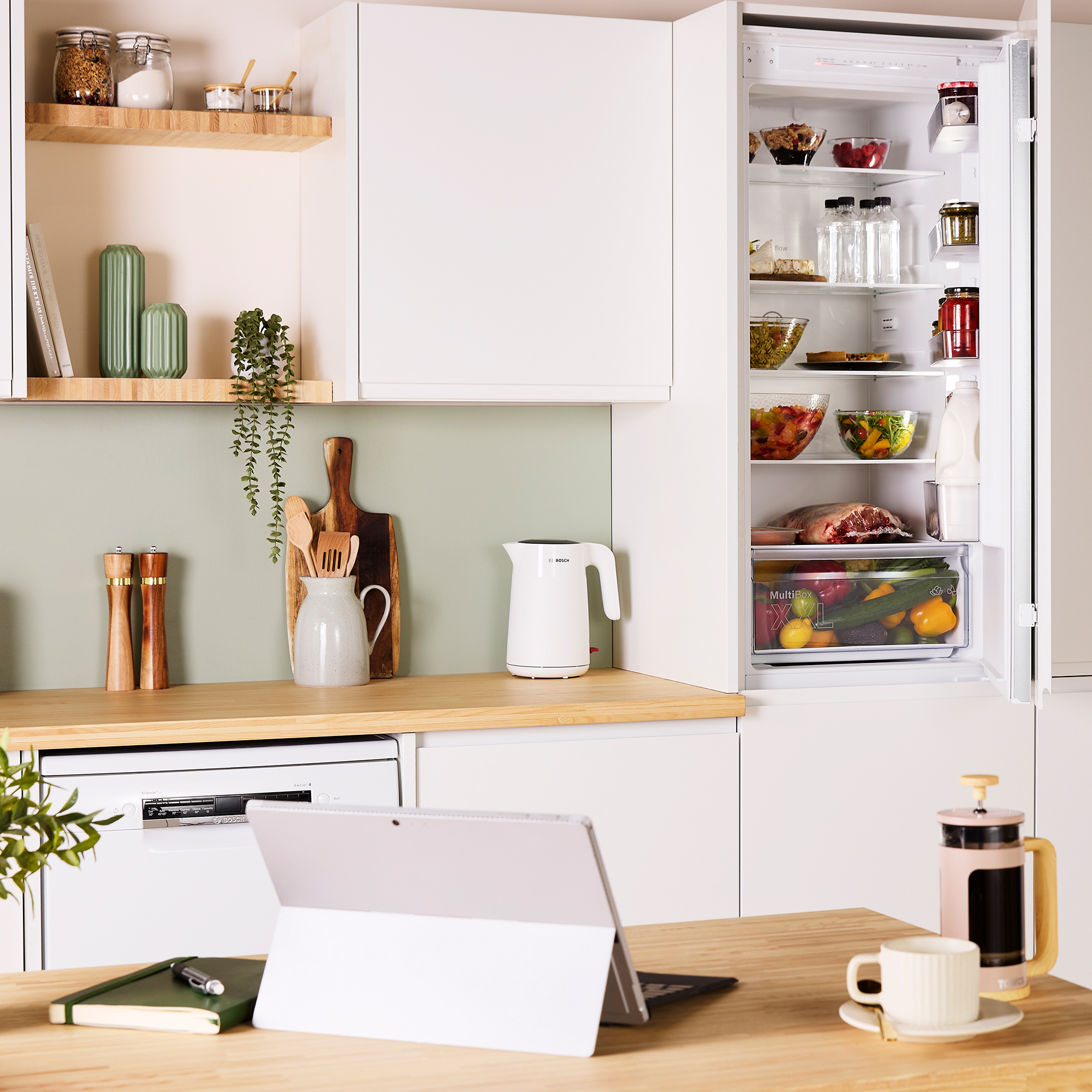 BOXCH xxl integrated fridge freezer with open door